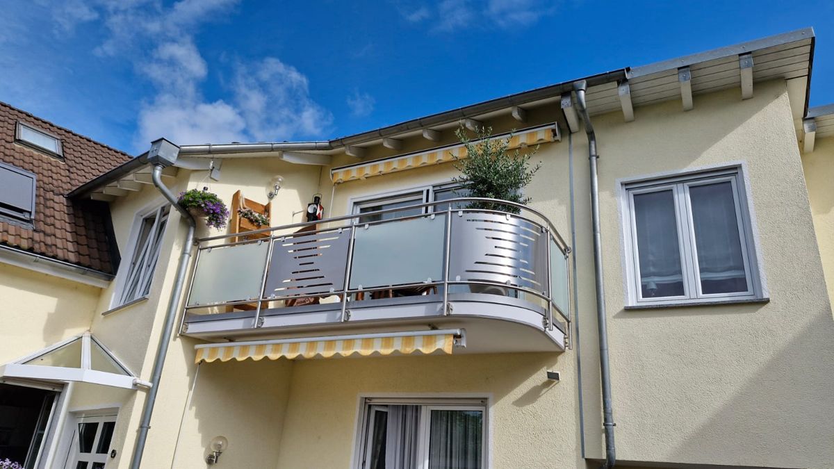 Ein Balkon aus Metall.