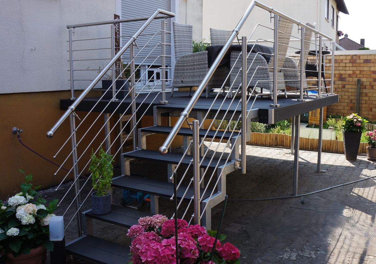 Eine Terrasse auf Stelzen inklusive Zugangstreppe.