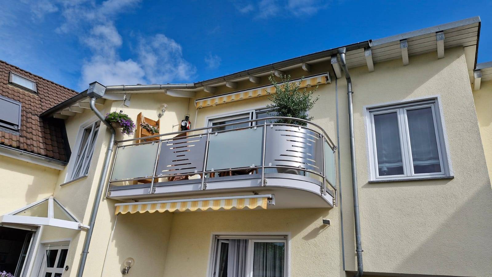 Ein Balkon aus Metall.