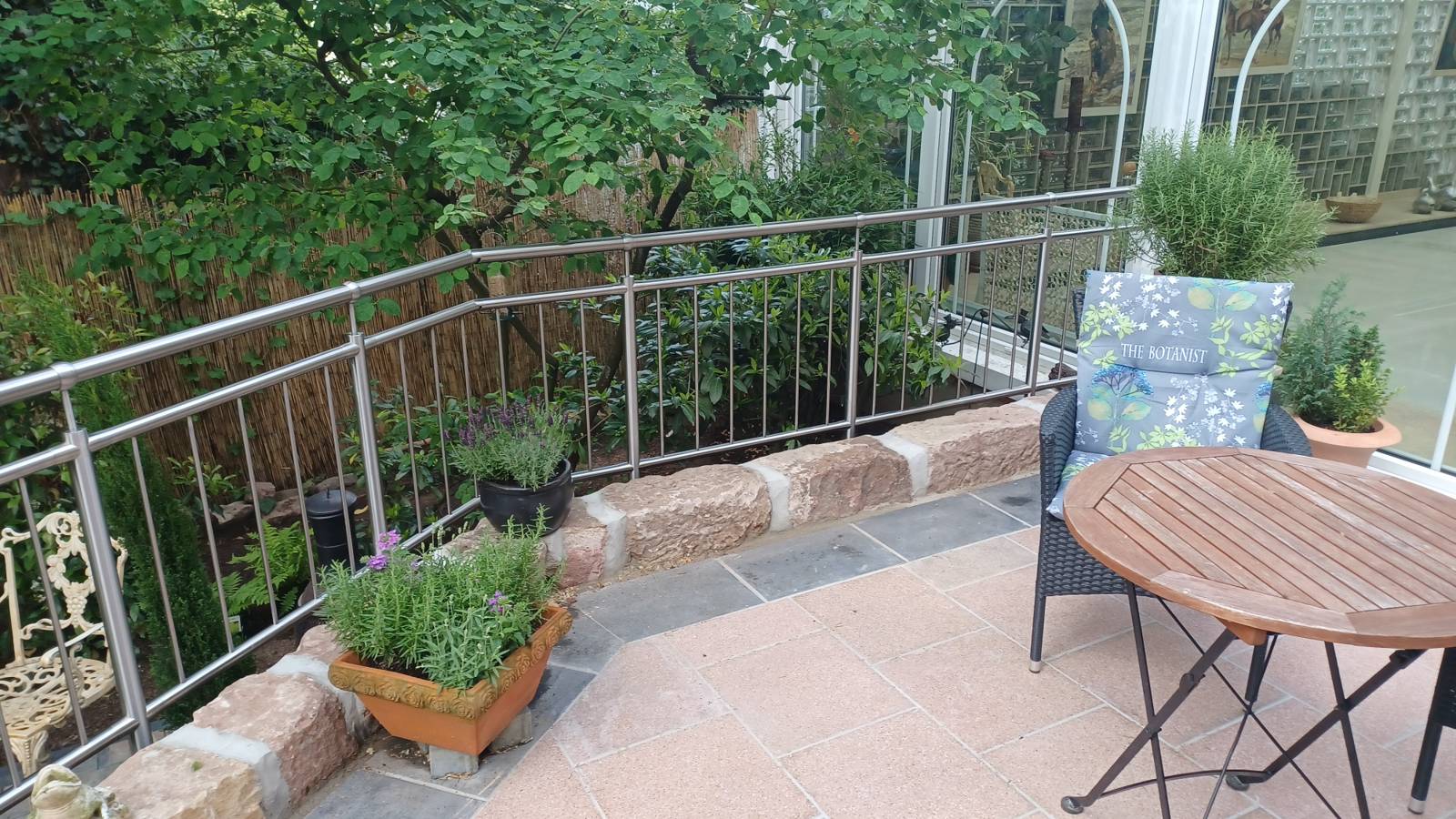 Ein Metallgeländer für eine Terrasse, gebaut auf Naturstein.